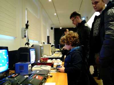 Un bambino prova una console Game Cube durante la mostra Back to the future, organizzata dalla Apulia retrocomputing nel 2014
